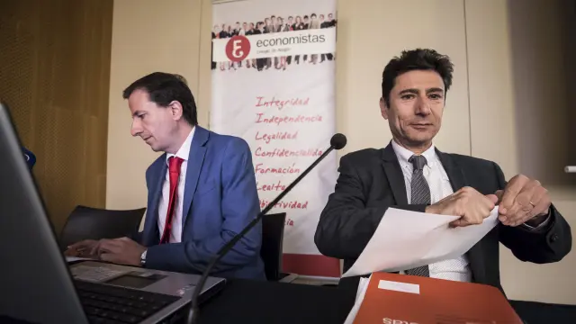 Rubén Gimeno y Luis del Amo, del Reaf del Consejo General de Economistas,  en Zaragoza.