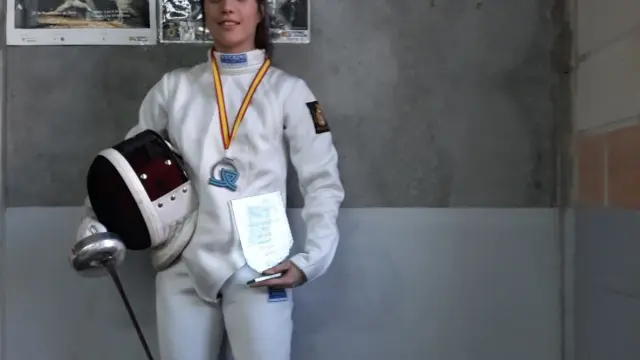Beatriz Rangel posa con la medalla de plata conseguida en el Campeonato de España cadete.