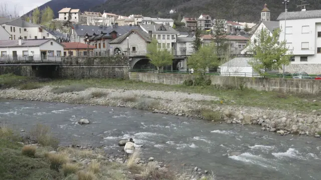 El río Gállego a su paso por Biescas.