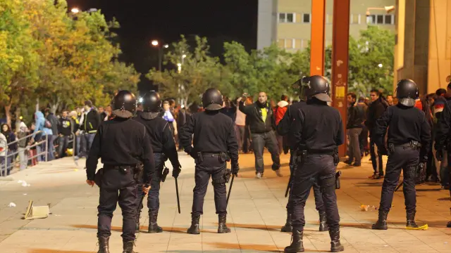 Imagen de la Policía Nacional en los exteriores de La Romareda.