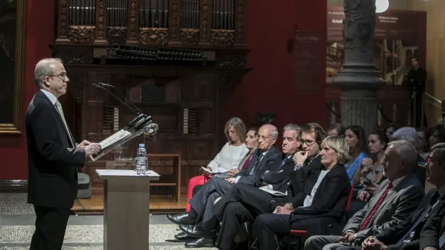 Agustín García Inda, en su alocación ante la mirada de la familia de Giménez Abad.