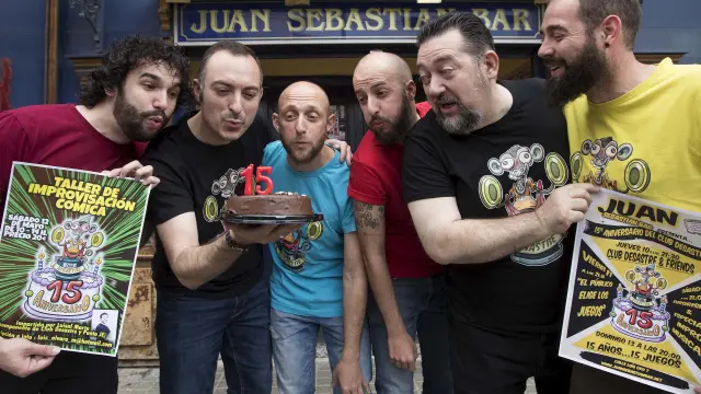 Los humoristas y miembros del Club Desastre Luisal Martu, Rafa Blancas, Óscar Sánchez, Diego Peña, Mariano Bartolomé y Jon Quílez.