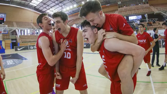 Los júniors del Basket Zaragoza celebran el pase a semifinales.