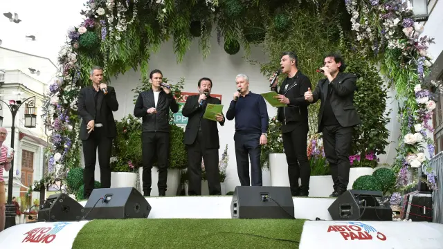 El quinteto aragonés B Vocal, durante su actuación junto al alcalde de Moscú, Serguéi Sobianin (tercero por la derecha).