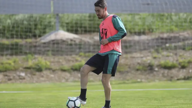El centrocampista alicantino Moi Gómez durante el entrenamiento de este jueves en el Instituto Montearagón.