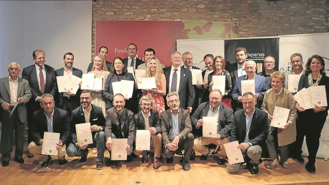 Los representantes de las bodegas de los vinos premiados, con sus respectivos diplomas.