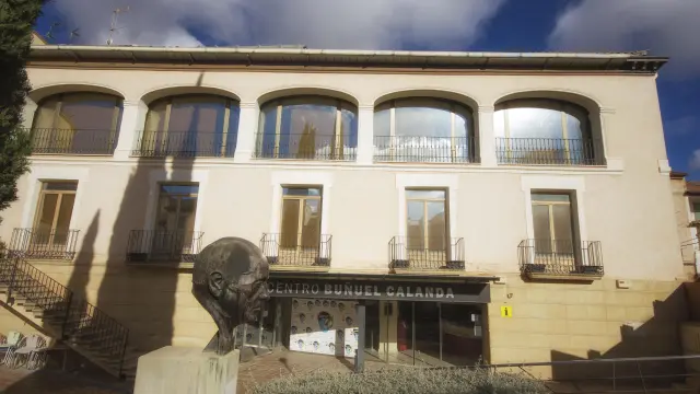 El municipio rinde homenaje a la vida y obra del cineasta Luis Buñuel en el Centro Buñuel Calanda.