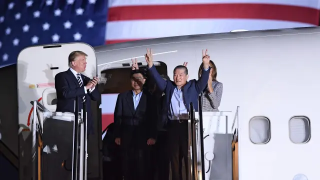 Donald Trump y Melania recibieron a los estadounidenses liberados por Corea del Norte.