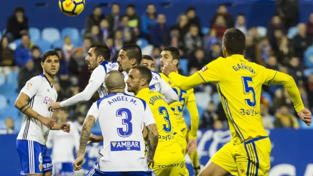Un pasaje del Real Zaragoza-Cádiz de la primera vuelta en La Romareda, que ganaron los andaluces por 0-2.