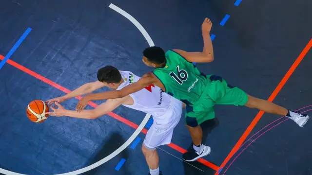 Pradilla, del Basket Zaragoza, pelea por el balón con Da Silva, del Joventut.