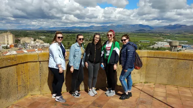El grupo de alumnas aprovechó también para conocer la ciudad. En la imagen, en la Catedral de Huesca.