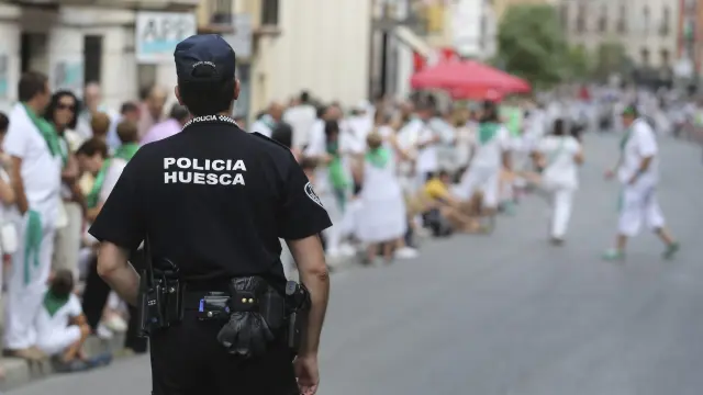 Un agente de la Policía Local de servicio durante las fiestas de San Lorenzo.