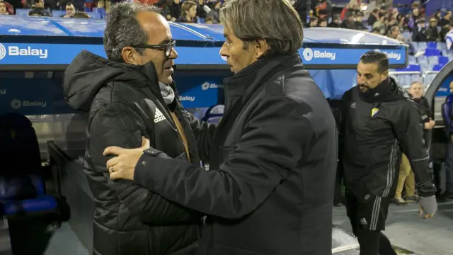 Álvaro Cervera, el entrenador del Cádiz, saluda a Natxo González en el partido de la primera vuelta disputado en La Romareda en diciembre.