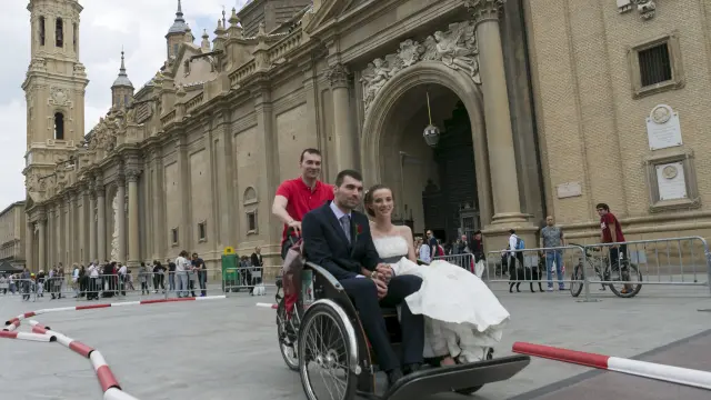 Los recién casados María José y Adrián no pudieron resistirse a montarse en un triciclo.