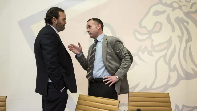 Christian Lapetra dcha., presidente del Real Zaragoza, charla con Fernando Sainz de Varanda.