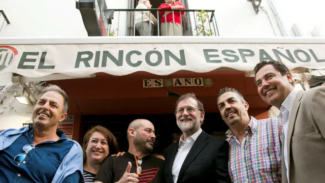 Rajoy, en un paseo por la localidad andaluza.