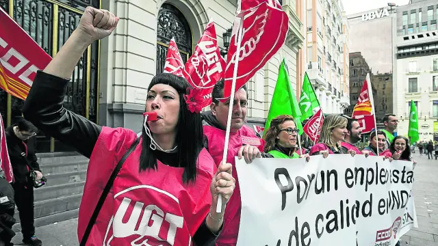 Concentración de protesta de delegados y trabajadores de Inditex, en plaza de España.