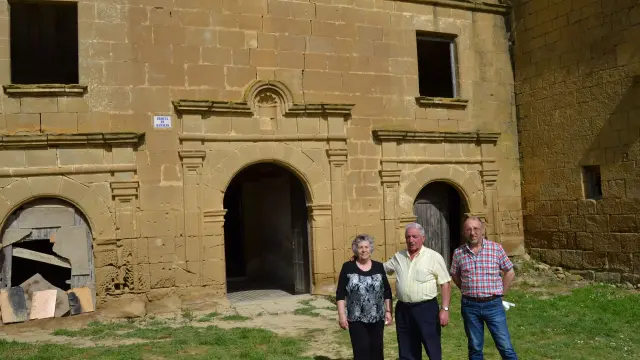 Carmen Samatán, José Cortés y el alcalde Jesús Gay, en la ermita de Los Bañales.