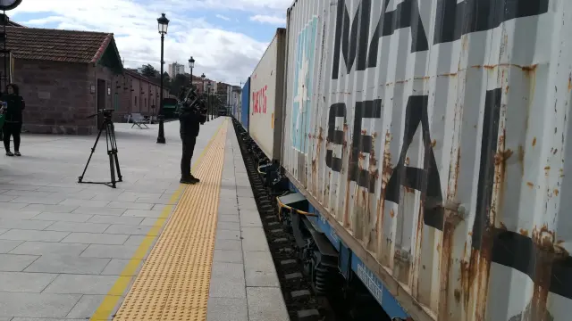 Un tren de mercancías de más de 500 metros de longitud, detenido en la estación de Teruel.