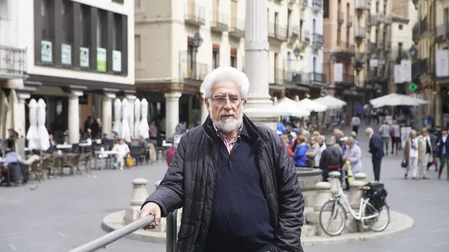 Manuel Gimeno, portavoz de la plataforma ciudadana Teruel Existe, en la concurrida plaza del Torico.