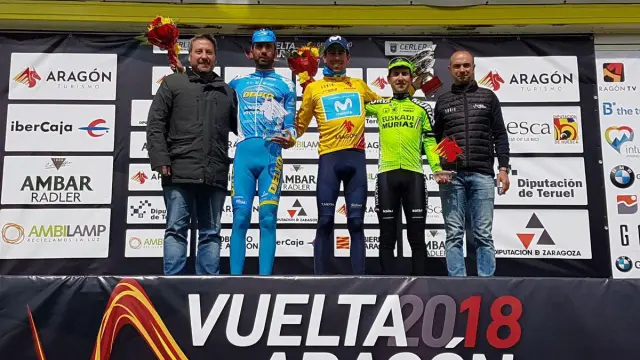 Jaime Rosón, en el centro, tras ganar la Vuelta a Aragón 2018.