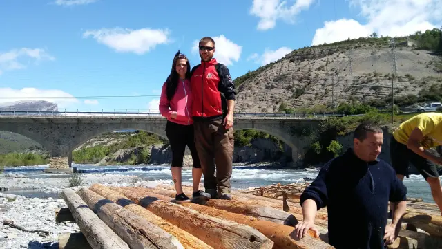 Los jóvenes navateros Alba y Martín, a bordo de una de las navatas que este fin de semana protagonizarán el XXIV Descenso de Navatas del río Cinca.