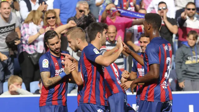 Los jugadores del Huesca celebran un gol contra el Cádiz.