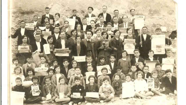 Los alumnos de la escuela racionalista de Mas de las Matas posan en 1933.