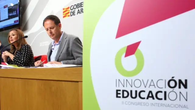 La consejera de Educación del Gobierno de Aragón, Mayte Pérez, y el director general de Innovación,  Antonio Martínez, durante la presentación del Congreso