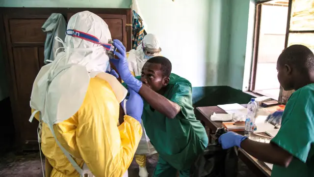 Sanitarios con trajes especiales de proteccióm atienden a posibles enfermos de ébola