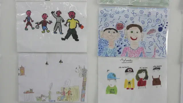 Imagen de archivo de dibujos escolares de niños oscenses con motivo del Día de la Familia.