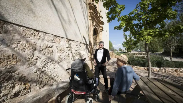 El alcalde José Antonio Ramo charla con dos vecinos de Villahermosa en la puerta de la ermita de San Gervasio y San Protasio.
