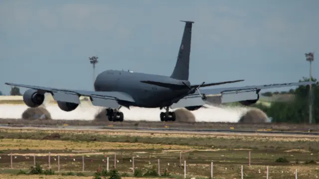 Un avión de transporte KC-135 procedente de EE.UU llegó el pasado lunes día 7 a la base de Zaragoza. Es el tercero que se suma al despliegue