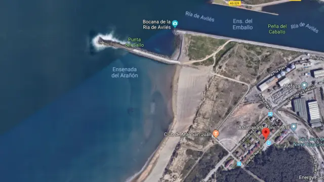 El cadáver fue localizado flotando a unos 150 metros del espigón de la playa de San Juan de Nieva.