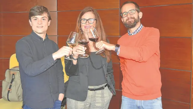 Alberto García Ruffoni, Raquel Latre y Juan Luis Morales brindan con vinos de Somontano.
