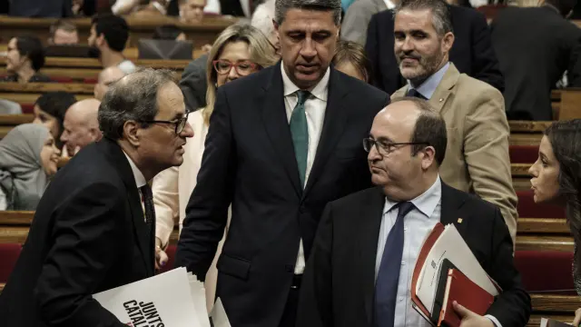 Quim Torra conversa con Iceta y Arrimadas en presencia de Albiol, este lunes tras la sesión en la que resultó investido presidente de la Generalitat de Cataluña.