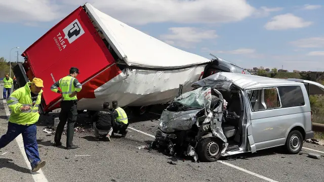 Tres muertos y dos heridos en una colisión entre un camión y una furgoneta en la variante de Soria