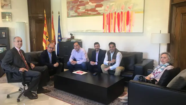 Reunión entre Stop Sucesiones Aragón y el consejero de Hacienda, Fernando Gimeno