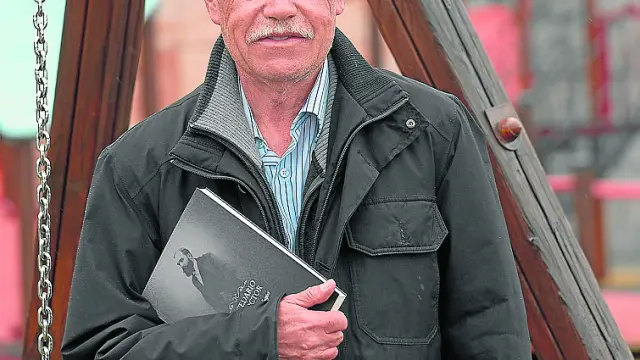 Miguel Labay, con su libro sobre Martínez Vargas, en Teruel.