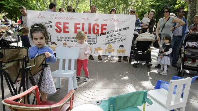 Unas 50 personas se concentraron este jueves ante la dirección provincial de Educación de Huesca