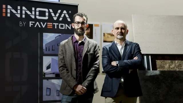 El director de proyectos de Faveton Terracota, Óscar Benedicto, y Guillermo Montero, arquitecto del departamento técnico de la compañía, junto a placas de la nueva familia Innova.