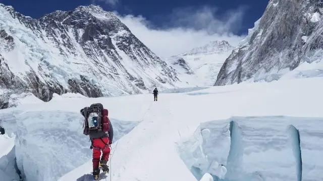 Javier Camacho, ascendiendo el Everest.