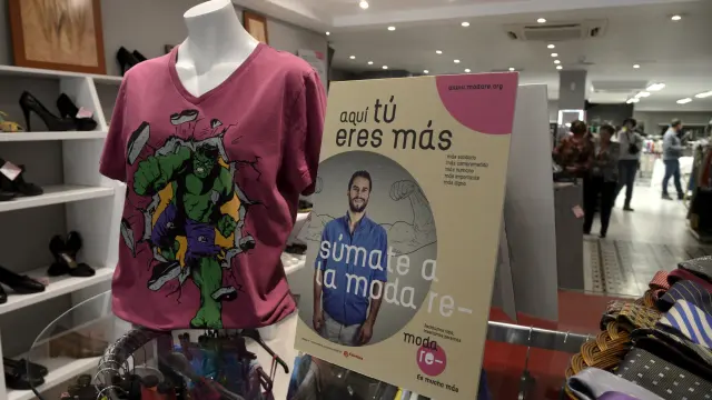 La tienda Trobada Vintage, en Huesca, ofrece todo tipo de prendas.