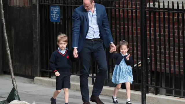 El príncipe Guillermo, acompañado de sus dos hijos, la princesa Charlotte y el príncipe George, pajes en la boda de sus tíos.