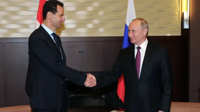 El presidente sirio, Bachar al Asad, saludando a su homólogo ruso, Vladímir Putin.