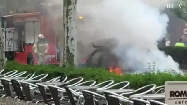 Aparatoso incendio de un coche en el centro de Calatayud