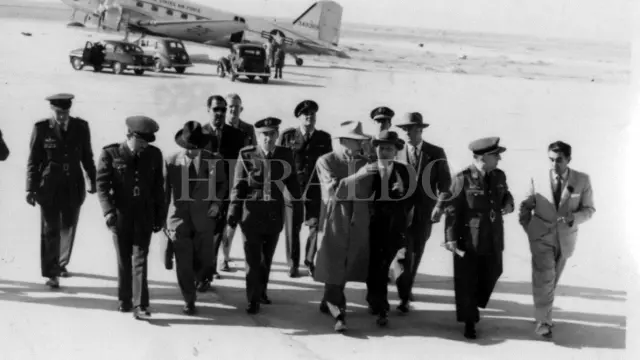 Americanos en la base aérea de Zaragoza en noviembre de 1953. El senador Mr. Chavez con su esposa y técnicos norteamericanos, momentos después de su llegada al aeródromo de Sanjurjo con las autoridades y personalidades