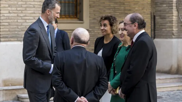 El Rey, con Antonio Sierra, la ministra Montserrat, Ana Pastor y Javier Lambán, en el Pignatelli.