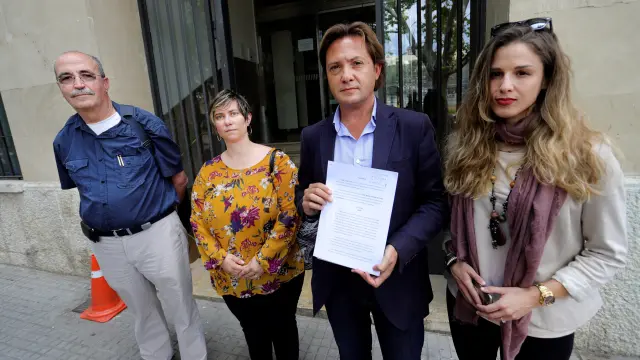 De izquierda a derecha, Antonio Salvá, padre del guardia civil asesinado por ETA Diego Salvá, la abogada Ana María Vidal y Jorge Campos.