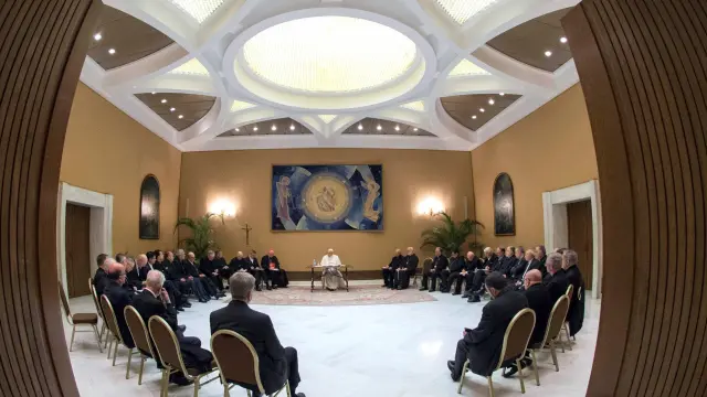 El Papa se reunió con obispos chilenos para abordar los casos de abusos.